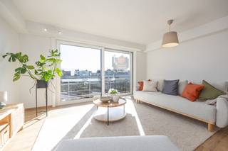 Deze uitzonderlijk lichtrijke studio met <strong>zuidgericht terras </strong>bevindt zich op de achtste verdieping van de stijlvolle Residentie Verdiende Rust (Zeedijk 54), een absolute toplocatie op de zeedijk van Middelkerke. U woont hier letterlijk op de eerste rij aan zee, terwijl de studio aan de achterzijde van het gebouw ligt — waardoor u de hele dag in alle rust geniet van de zon.<br /><br />De ligging is zonder meer uniek. Het strand bevindt zich vlak voor de deur en het nieuwe casino, verfijnde restaurants, trendy boetieks en openbaar vervoer liggen op wandelafstand. Hier combineert u moeiteloos rust, comfort en levendigheid, met alles wat Middelkerke te bieden heeft binnen handbereik.<br /><br />De studio werd<strong> pas volledig gerenoveerd en werd doordacht en functioneel ingedeeld</strong> met maximale aandacht voor licht en ruimtegevoel. De royale leefruimte baadt in natuurlijk daglicht dankzij de grote raampartijen en sluit naadloos aan op het zonnige terras. Binnen en buiten vloeien hier harmonieus in elkaar over, wat zorgt voor een aangename en open woonbeleving.<br /><br />De <strong>volledig geïnstalleerde keuken </strong>is uitgerust met kwalitatieve toestellen en biedt alle comfort om zorgeloos te koken en te genieten.<br /><br />De badkamer beschikt over een <strong>moderne inloopdouche, lavabo en toilet</strong>, stijlvol afgewerkt en praktisch ingericht.<br /><br />Het <strong>zuidgerichte terras van ca. 5 m²</strong> vormt een waardevolle extra buitenruimte waar u in alle privacy kunt ontspannen en genieten van de zon, beschut tegen de zeewind.<br /><br /><strong>Troeven:</strong>
<ul>
<li>Pas volledig gerenoveerd</li>
<li>Zuidgericht terras</li>
<li>Exclusieve ligging op de zeedijk</li>
<li>Uitstekend potentieel voor vakantieverhuur</li>
<li>Ideaal als tweede verblijf of investering</li>
</ul>
Deze eigendom verenigt topligging, lichtinval, comfort en rendement in één aantrekkelijk geheel. Perfect als stijlvol tweede verblijf aan zee of als slimme investering met verhuurpotentieel.<br /><br />Bent u op zoek naar een eigendom met uitstraling op een absolute toplocatie? Contacteer ons vandaag nog voor een bezoek en ontdek zelf de charme en mogelijkheden van deze unieke studio.
