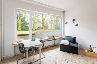 Deze instapklare, slim ingedeelde studio werd volledig vernieuwd in 2021 en bevindt zich in de rustige Zonnewijzerstraat, op wandelafstand van parken, winkels en openbaar vervoer.<br />De ligging is een grote troef: vlak bij het Harmoniepark, het Albertpark en het Groen Kwartier, én in de onmiddellijke omgeving van leuke hotspots zoals PAKT met zijn daktuinen, Fosbury & Sons, Stadsbrouwerij De Koninck en Yust.<br />Dankzij een uitstekende mobiscore (9,6) zijn alle dagelijkse voorzieningen, invalswegen en openbaar vervoer vlot bereikbaar en de tram en bus stopt praktisch voor de deur.<br />Deze studio bevindt zich op de 1ste verdieping aan de rustige achterzijde van het gebouw met lift, wat zorgt voor optimale privacy en rust. Grote ramen laten veel natuurlijk licht binnen en bieden een prachtig groen uitzicht.<br />Via de inkomhal, voorzien van een apart toilet, kom je in de lichtrijke leef- en slaapruimte. Het slaapgedeelte is slim ingedeeld en geniet van extra privacy. Aansluitend vind je een strakke, moderne keuken, volledig uitgerust met hedendaags comfort. Vanuit de leefruimte heb je toegang tot een klein balkon, ideaal om van de buitenlucht te genieten. Bovendien is er een extra berging aanwezig.<br />De moderne badkamer beschikt over een inloopdouche en lavabo.<br />Maandelijkse provisie: 100 euro, inclusief o.a. verwarming, water en andere gemeenschappelijke kosten. .<br />Onmiddellijk beschikbaar.<br />EPC: B-label.<br />Surf naar www.walls.be of bel ons op 03 233 33 00 voor meer info of een bezoek ter plaatse.