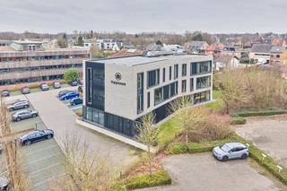 <p>Te huur: Landschapskantoor van 150m² in modern kantoorgebouw – toplocatie in Hasselt<br /><br />Langs de Gouverneur Roppesingel en vlak bij de op- en afrit van de E313 bevindt zich dit volledig ingericht landschapskantoor van 150m², gelegen op de 2de verdieping van een recent en stijlvol kantorengebouw. De ideale werkplek voor bedrijven die comfort, bereikbaarheid en professionele faciliteiten hoog in het vaandel dragen.<br /><br />Het kantoor is volledig bemeubeld en omvat:<br />-16 werkplekken met ergonomische stoelen<br />-Elk bureau uitgerust met minstens 4 stopcontacten, vaste internetaansluiting en digitale tv-aansluiting<br />-Opbergkasten aanwezig<br />-2 grote tv-schermen geschikt voor presentaties<br /><br />All-in voorzieningen (inbegrepen in de huur)<br />-Gas, elektriciteit en water<br />-Individuele bediening van screens, verwarming en koeling<br />-Wekelijkse poetsdienst<br />-Beveiliging van het kantoor<br />-Afvalbeheer<br />-Garagebox voor fietsers<br />-4 laadpunten voor elektrische wagens<br />-Toegang tot het gebouw via fingerprint<br />-Tuinonderhoud<br />-Gebruik van 6 vergaderzalen (waarvan 4 met touchscreens, bruikbaar voor presentaties, als digitaal whiteboard of voor online meetings)<br />-Print- en scanfaciliteiten<br />-Ruime ontspanningszone met kickertafel, darts en pingpong<br />-2 douches en 4 toiletten<br />-2 keukens, waarvan één grote refter met koelkast, vaatwasser, oven en kookfornuis<br />-Koffie, vers en gekoeld water beschikbaar<br /><br />Niet inbegrepen<br />-Telefoonaansluiting<br />-Provider voor internetabonnement (aansluitingen wel voorzien)<br />-Eventuele serverruimte<br />-Parkeerplaatsen (€60/plaats/maand, aantal bespreekbaar)<br /><br />Troeven<br />-Directe aansluiting op E313<br />-Hedendaags en verzorgd bedrijfsgebouw<br />Instapklaar & volledig uitgerust<br /><br />Info en/of bezichtiging: info@jansenrealestate.be of 011/39 90 50</p>