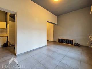 <p>Deze woning biedt enorm veel potentieel en geniet van een uitstekende ligging in een mooie, rustige straat. Bovendien bevinden winkels, scholen en openbaar vervoer zich op korte afstand.</p>
<p>Op het gelijkvloers vind je de inkomhal, leefruimte, keuken en een praktische doucheruimte met toilet.</p>
<p>De eerste verdieping beschikt over twee volwaardige slaapkamers en een badkamer met ligbad, toilet en wasmeubel.</p>
<p>Op de bovenste verdieping bevindt zich nog een zeer ruime derde slaapkamer en een buitenruimte die steeds als dakterras werd gebruikt.</p>
<p>Een woning boordevol mogelijkheden op een rustige, maar centrale ligging. Ideaal voor wie er helemaal zijn eigen thuis van wil maken!</p>
<p>Troeven:</p>
<ul>
<li>Rustige mooie ligging</li>
<li>Enorm veel potentieel</li>
<li>Recente ramen</li>
<li>Centraal gelegen</li>
</ul>
<p>Deze woning is te koop ZONDER makelaar via het concept van Smart Houses! Wenst u verdere inlichtingen of een bezoek? Contacteer rechtstreeks de eigenaar via +32467018068</p>