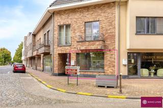 Gerenoveerd handelspand in centrum Kampenhout! Op het gelijkvloers: inkomhal, wachtruimte, 3 praktijkruimtes, toilet en kitchenette. Volledig gerenoveerd in 2019 met geluidswerende & akoestische panelen. Centraal gelegen in centrum Kampenhout; op wandelafstand van winkels, scholen en openbaar vervoer. Strategisch gelegen tussen Brussel - Leuven - Antwerpen.