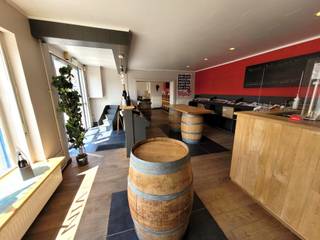 Mooie HANDELSWONING gelegen op de Astridlaan, vlakbij ’t Perretje. Grondoppervlakte 350 m². Het winkelgedeelte omvat een winkel van 60 m² met grote vitrineramen, stockage/bureau (22 m²), keuken en toilet. Aansluitend volwaardige WOONST met bureau, living met ingerichte keuken, kelder, bergingen, badkamer en 4 slaapkamers. Er is een ZONNIGE TUIN met uitweg achteraan en CARPORT. Handig voor eventuele leveranciers of aparte ingang naar de woonst! Een multifunctioneel pand voor wie hier met een WINKEL wil uitpakken, een ATELIER wil uitbouwen of een andere creatieve geest. En daarbij comfortabel wil wonen! EPC 453 kWh/m² UC3567664