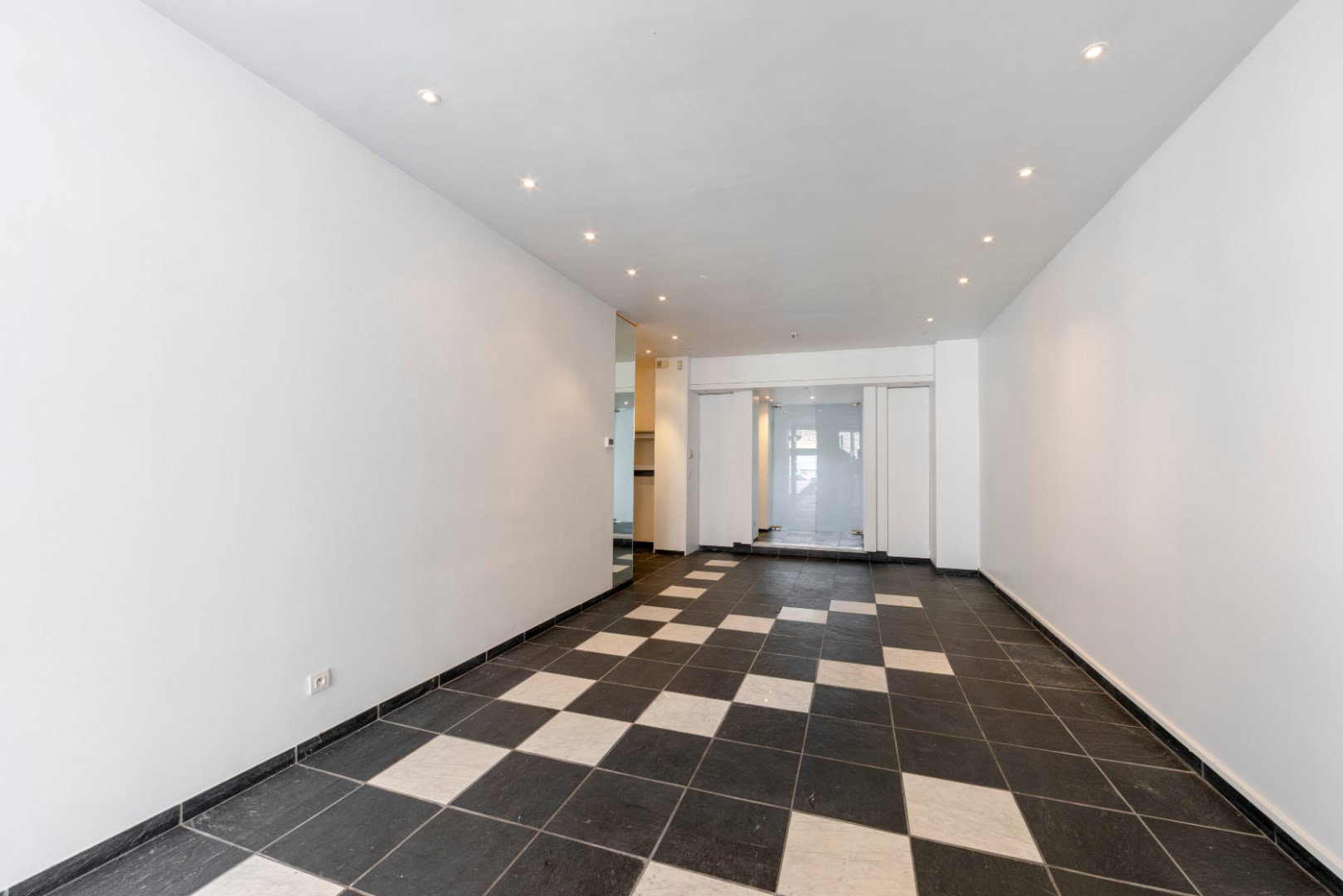 Instapklaar handelspand met ruim duplexappartement in hartje Meulebeke - foto 3