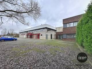 Ternat (St-Katharina-Lombeek) : Site (vroeger drankencentrale) bestaande uit :<br />- 2426m² dépot/opslagruimte, met hoge poorten waar vrachtwagens door kunnen;<br />- commerciële ruimte van 554m²; <br />- 4 burelen in het oudere gedeelte<br />- 6 burelen + vergaderzaal in het nieuwe gedeelte <br />- keuken/eetruimte voor personeel<br />- sanitaire voorzieningen<br />- 2 appartementen van elks 114m²<br />Meer info op 0470 916338. Te bezichtigen na afspraak.