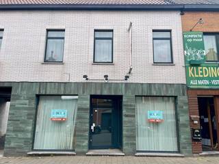 Praktische winkelruimte (120m² met 2 parkeerplaatsen) gelegen aan de gekende 'Vierweegse' te Wondelgem.Ideale ligging in het centrum van Wondelgem...