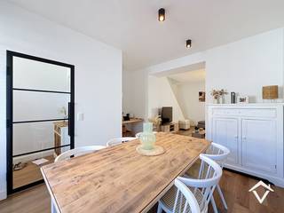Bijzonder lichtrijke, comfortabel vernieuwde woning met terrastuin. Bestaat uit inkom, gastentoilet, living, modern ingerichte keuken, geriefelijke berging/wasplaats, ZW-gerichte terras/stadstuintje. Op 1ste verd. grote slaapkamer en badkamer (ligbad, douche, wc, wastafel), en vaste trap naar dakverdieping waar zich nog 2 kleinere slaapkamers zich bevinden. Gunstig EPC. <br />Maximale bezetting: koppel met 2 kinderen. Bezoekcapaciteit is beperkt, gezien de woning nu nog bewoond is. <br />Pas vrij vanaf 01/02/2027. Mail louis@vastgoedsinnaeve.be.<br /><br />Bij interesse, gelieve enkel en alleen te reageren via het contactformulier. Wij contacteren u terug van zodra een bezoek mogelijk is.