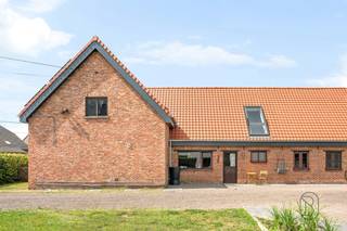 Te koop: ruime woning met 4 slaapkamers, dubbele garage en bijgebouw op 2.279 m²
In Sint-Kruis-Winkel bevindt zich deze ruime gezinswoning op een perceel van maar liefst 2.279 m². Met een bewoonbare oppervlakte van ca. 230 m², een dubbele garage en een extra bijgebouw biedt deze eigendom tal van mogelijkheden.
Wat maakt dit pand uniek?
De woning beschikt over vier volwaardige slaapkamers en een praktische indeling met veel leefruimte. Buiten geniet u van een groot perceel met veel privacy, een dubbele garage met laadpaal en een extra bijgebouw.
Technisch werden reeds belangrijke investeringen uitgevoerd. Zo werd het dak volledig vernieuwd in april 2025 en is de woning uitgerust met een pelletkachel (1 jaar oud) en een lucht-lucht warmtepomp/airco op de verdieping.
Voor wie is dit ideaal?
Ideaal voor gezinnen of ruimtezoekers die op zoek zijn naar een woning met veel potentieel, een groot perceel en diverse bijgebouwen op een rustige locatie.
Te koop via Immo Beguin, jouw vastgoedexpert sinds 2009, met kantoren in Ronse, Waregem, Kortrijk, Deinze, Doornik en Lessines.
Meer info of bezoek via arne@immobeguin.be