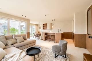 <p><strong>Volledig en subliem gerenoveerd hoekappartement in een prestigieuze villaresidentie in het hart van het Zoute.</strong></p>
<p></p>
<p>Ontdek dit uniek gerenoveerde hoekappartement in een charmante en kleinschalige villaresidentie, ideaal gelegen op een absolute toplocatie in hartje Zoute, op slechts enkele stappen van de Zeedijk en de mondaine winkels van de Kustlaan.</p>
<p>Afgewerkt tot in de puntjes met een uitzonderlijk oog voor detail.</p>
<p></p>
<p>Het appartement geniet van een uitzonderlijke lichtinval dankzij de hoekligging en biedt een heerlijk zuidgericht terras waar u in alle rust van de zon kunt genieten met open zichten.</p>
<p></p>
<p>Indeling:</p>
<p>Stijlvolle inkomhal met vestiaire en gastentoilet. De ruime leefruimte met eetkamer en volledig geëquipeerde open keuken baden in natuurlijk licht en bieden directe toegang tot het aangename terras.</p>
<p>Achteraan bevinden zich twee volwaardige slaapkamers, elk met hun eigen bad- en of douchekamer, wat garant staat voor comfort.</p>
<p>Een zeer gezellige derde slaapkamer.</p>
<p></p>
<p>Heel het appartement werd voorzien van enorm veel opbergruimte en ingemaakte kasten.</p>
<p></p>
<p>Bij het appartement hoort een privatieve kelder in het gebouw.</p>
<p>Extra troef: Mogelijkheid tot aankoop van een autostaanplaats in de residentie.</p>