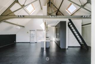 GENT/LEDEBERG - Uniek industrieel loftappartement te koop in een karaktervol voormalig fabrieksgebouw, voorzien van een royaal terras Gelegen in de...