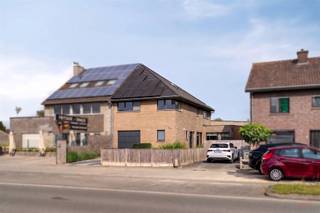 <p><span>Instapklare halfopen bebouwing met ruime tuin in Machelen </span></p><p><span>Op een ruim perceel van ca. 805 m² bevindt zich deze verzorgde en instapklare halfopen bebouwing, gebouwd in 2006. De woning beschikt over een bewoonbare oppervlakte van ca. 244 m² en biedt dankzij de drie slaapkamers met extra ingerichte kamer op zolderverdieping én inpandige garage heel wat ruimte en comfort. </span></p><p><span>Indeling: </span></p><p><span>· Gelijkvloers: inkomhal - apart toilet - woonkamer met zithoek en eetplaats - volledig uitgeruste keuken - berging - inpandige garage - technische ruimte<br />· 1ste verdieping: nachthal - 3 slaapkamers - badkamer met dubbele lavabo, ligbad, inloopdouche en toilet<br />· 2de verdieping: polyvalente ruimte met ingemaakte kasten - afzonderlijke kamer<br />· Buiten: oprit met elektrische poort - verzorgde tuin - tuinhuis </span></p><p><span>Belangrijkste troeven:</span><span><br /></span><span>· Energiezuinige woning | EPC label B | 168 kWh/m² jaar</span><span><br /></span><span>· Klaar voor de toekomst: zonnepanelen, thuisbatterij en laadpaal aanwezig <br />· Volledig instapklaar incl. conforme elektrische installatie</span><span><br /></span><span>· Stadswater, regenwater én grondwater aanwezig</span><span><br /></span><span>· Een ideale woning voor wie op zoek is naar een instapklaar en comfortabel geheel met voldoende ruimte, zowel binnen als buiten. </span></p><p><span>Ontdek zelf de troeven van deze woning en plan vandaag nog uw bezoek!</span></p><p><span>Info</span><span><br /></span><span>·Vrij vanaf eind 03/2027</span><span><br /></span><span>·EPC: label B | 168 kWh/m² jaar</span><span><br /></span><span>·Stedenbouwkundige inlichtingen: Vg | Wg | Gmo | Gvkr | Gvv</span><span><br /></span><span>·Watertoets: perceelscore A | gebouwscore A</span><span><br /></span><span>·De bovenvermelde bewoonbare oppervlakte betreft de bruto oppervlakte zoals vermeld in het EPC-attest.</span><span><br /><br /></span></p><p><span>Meer informatie of een bezoek?</span><span> Contacteer Ellen op 0474 86 04 52 of </span><span><span>ellen@heritagevastgoed.be</span></span><span>.</span></p><p><span> </span></p><p><span> </span></p>