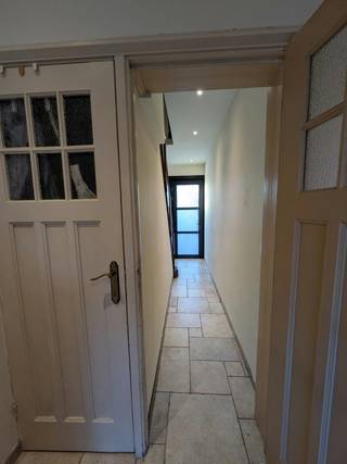 Zoekt u een ruime, instapklare woning op een toplocatie nabij het bruisende centrum van Brugge?<br />Deze sfeervolle en perfect onderhouden woning in Assebroek biedt het allemaal: licht, ruimte, comfort en een heerlijke zonnige tuin.<br /><br />Indeling van de woning<br />Gelijkvloers:<br />Uitnodigende inkomhal, lichte en gezellige woonkamer met eethoek, uitgeruste keuken met overvloedige lichtinval door de lichtkoepel, moderne badkamer.<br /><br />Eerste verdieping:<br />Ruime, gezellige slaapkamers met grote raampartijen.<br /><br />Tweede verdieping: twee slaapkamers waarvan een met een schuin dak. <br /><br />Zolder: ruime bergzolder met veel opbergmogelijkheden. Zolder is goed geïsoleerd.<br /><br />Doorloop: vanuit de tuin is er een doorsteek naar de straatkant (buitengangetje). Ideaal om extra zaken op te bergen en vuilnis hoeft niet door het huis te passeren.<br /><br />Troeven van de woning<br />- Zonnige tuin zonder inkijk: geniet in alle rust en privacy van het groen en het terras<br />- 4 volwaardige slaapkamers: ruime slaapkamers met laminaat en veel natuurlijke lichtinval<br />- Op het eerste verdiep kan eventueel een badkamer gemaakt worden<br />Leidingen zijn tot die kamer getrokken. Een toilet boven is al aanwezig.<br />- Hedendaagse badkamer: badkamer is slechts vijf jaar oud en zeer praktisch ingericht<br />- Praktische voorkant: private oprit met verharde bestrating én een handige houten fietsbox met plek voor 4 fietsen.<br />- Technisch top &amp; energiezuinig: EPC label C, geen renovatieplicht, asbestveilig, conforme elektrische installatie, recente ketel (Vaillant verwarmingsinstallatie), dubbele belazing (hoogrendementsglas), geïsoleerd dak<br />- Uitstekende ligging (Mobiscore 8,9/10): rustig gelegen in een rustige buurt met vlotte verbinding naar scholen, winkels, openbaar vervoer, de natuur en het historische centrum van Brugge.<br /><br />De algemene voorwaarden van Dewaele DIY kunt u steeds raadplegen via dewaele.com.<br /><br />Bestuursmaatregelen in het maatregelenregister: in aanvraag
