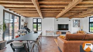 PUTTE – Instapklare woning met polyvalent bijgebouw op ca. 60 are<br /><br />Deze prachtig afgewerkte woning met multifunctioneel bijgebouw bevindt zich op een ruim perceel van ongeveer 60 are. Zowel het hoofdgebouw als het bijgebouw zijn met veel zorg en oog voor detail ingericht.<br /><br />De leefruimte bestaat uit een open geheel van woonkamer, eetkamer en keuken, wat zorgt voor een aangenaam en ruimtelijk gevoel. De keuken straalt warmte uit dankzij de gekozen kleuren en materialen en is volledig uitgerust met alle hedendaagse comfort: koelkast, vaatwasser, spoelbak, microgolfoven en een stijlvol SMEG-fornuis met drie ovens.<br /><br />Aansluitend bevindt zich een praktische bijkeuken met aansluiting voor wasmachine en droogkast, eveneens smaakvol afgewerkt.<br /><br />Vanuit de ruime leefruimte en eetplaats geniet je van een mooi zicht op het terras en de tuin, waardoor binnen en buiten naadloos in elkaar overlopen.<br /><br />Via de houten trap in de inkomhal bereik je de bovenverdieping. Hier bevinden zich drie slaapkamers en een verzorgde badkamer met bad, douche en dubbele lavabo. De warme en harmonieuze stijl van de benedenverdieping wordt ook hier verder doorgetrokken.<br /><br />De woning beschikt bovendien over een volledige kelder.<br /><br />Naast de woning staat een polyvalent bijgebouw met een totale oppervlakte van ongeveer 100 m². Dit gebouw is verwarmbaar en praktisch ingericht, met eveneens zicht op de tuin. Ideaal als gezellige plek voor een zomerse barbecue of een winterse avond met vrienden.<br /><br />Voor paardenliefhebbers is deze eigendom extra aantrekkelijk: er zijn twee paardenstallen, een paddock en weide aanwezig. De weides zijn degelijk afgesloten met een houten omheining.<br /><br />Ben je op zoek naar een instapklare woning waar je je paarden aan huis kan houden? Dan is dit misschien precies wat je zoekt.<br /><br />Voor meer informatie kan je ons steeds contacteren via 053/60.65.66.