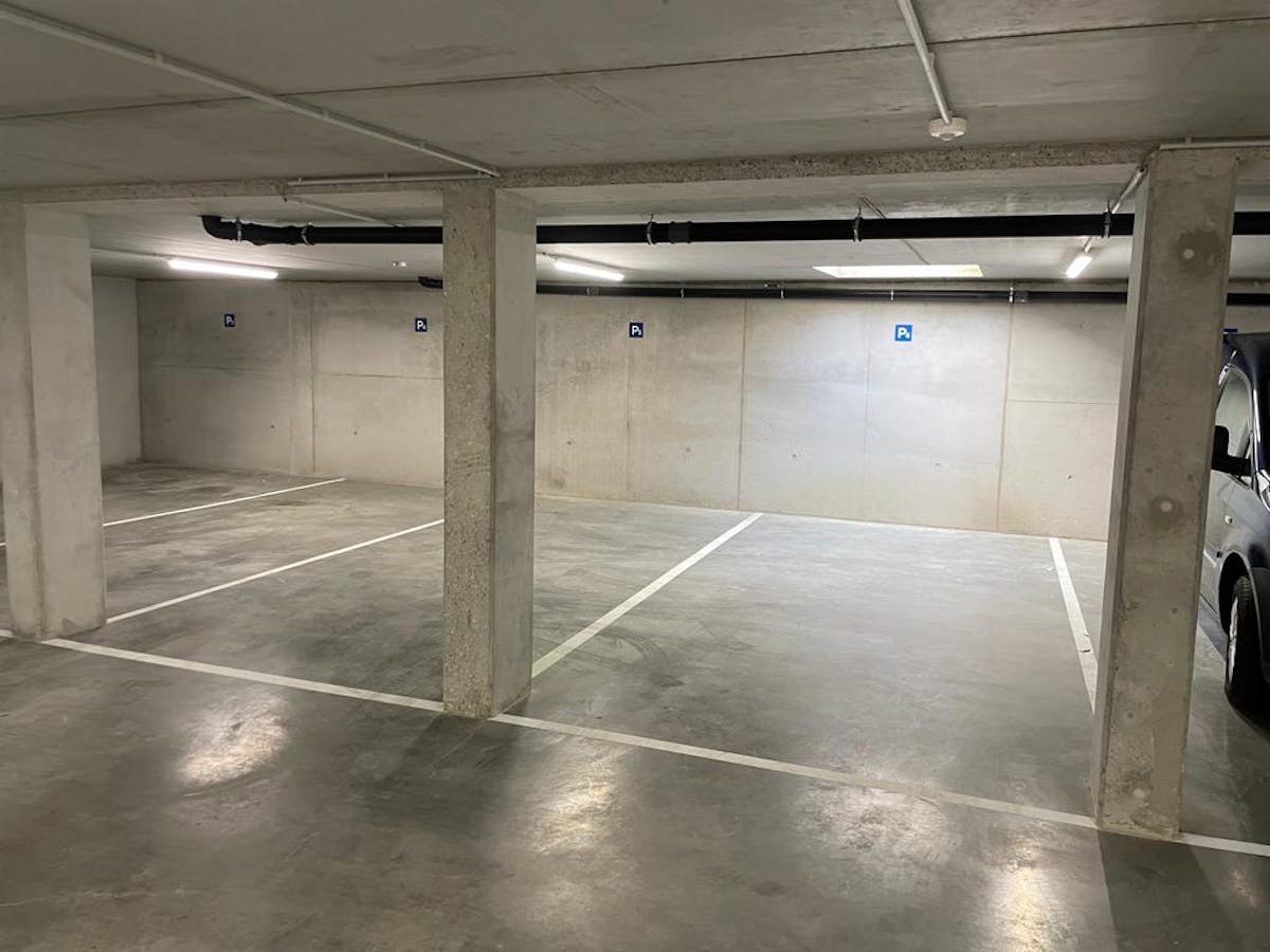 Autostaanplaats gelegen in centrum Diegem vlakbij alle faciliteiten, winkels, scholen en uitvalswegen.