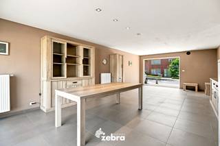 Bij de verkoop van deze woning wordt gewerkt met een <u><strong>START VANAF PRIJS</strong></u>.<br />Elk prijsvoorstel hoger dan deze start vanaf prijs wordt voorgelegd aan de verkoper, die dit al dan niet kan aanvaarden.<br /><br />Deze instapklare halfopen bebouwing met 3 slaapkamers en een praktijk- of bureauruimte bevindt zich in het centrum van Tielt. Verschillende winkels, horeca, scholen, sportgelegenheid ... bevinden zich op wandel- en fietsafstand. Dankzij de nabijheid van diverse invalswegen geniet u bovendien van een vlotte bereikbaarheid.<br /><br />Op het gelijkvloers bevindt zich een inkomhal met gastentoilet, een lichtrijke woon- en eetkamer, een geïnstalleerde keuken en een polyvalente ruimte die perfect dienst kan doen als praktijkruimte- of bureauruimte.<br /><br />Het eerste verdiep bestaat uit een nachthal, een toilet, twee slaapkamers, een wasplaats/bergruimte en een badkamer die voorzien is van een ligbad, inloopdouche en wastafel.<br /><br />Via een vaste trap komt u op het tweede verdiep terecht waar zich nog een ruime derde slaapkamer bevindt.<br /><br />Tot slot beschikt deze woning over een gezellige tuin met terras en tuinhuis, zonnepanelen (met een totaal vermogen van 8.265 Wattpiek), een ruime oprit, airco, een ventilatiesysteem type C, ...<br /><br /><strong>Ook wild geworden van deze thuis?<br />Twijfel niet langer en leg vandaag nog uw bezoek vast!</strong>