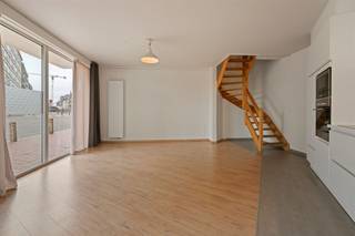 Centraal gelegen, lichtrijk duplex-appartement gelegen in een recent gebouw aan het Casinoplein van Blankenberge. Op de benedenverdieping:...
