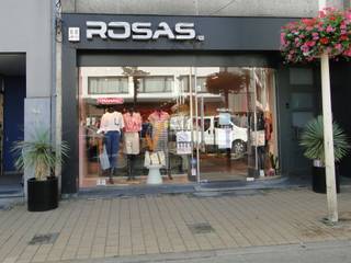 <p><span>Commercieel gelegen winkelpand met mooie etalage Paalstraat 44, Schoten</span></p><p><span>Op een schitterende locatie in het hart van de Paalstraat, dé winkelstraat van Schoten, bevindt zich dit aantrekkelijke handelspand met een mooie etalage die maximale zichtbaarheid garandeert.</span></p><p><span>Het pand loopt naar achteren breder uit, wat zorgt voor een verrassend ruime en flexibel indeelbare handelsruimte. Dankzij deze troef leent het pand zich uitstekend voor uiteenlopende commerciële doeleinden.</span></p><p><span>Extra troeven:</span></p><ul><li><span>Kleine handelaarsparking aanwezig aan overzijde</span></li><li><span>Op amper 50 meter van Parking 't Ven en het marktplein </span></li><li><span>Vlotte bereikbaarheid en constante passage</span></li><li><span>Vrij vanaf december 2026</span></li></ul><p><span>Een unieke opportuniteit voor wie zijn zaak wil vestigen op een toplocatie in Schoten!</span></p><p><span>Bezoeken uitsluitend op afspraak. Contacteer Verlimmo voor meer informatie: 03/658.31.60 of via <span>freya@verlimmo.be</span></span><span>.</span></p>