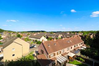 <p><span>Dit duplex-appartement is uiterst centraal gelegen, vlakbij de autosnelweg, het provinciaal domein, op fietsafstand van het station en op een zucht van het historisch centrum van Leuven. Het energiezuinig appartement heeft een grote bewoonbare oppervlakte van maar liefst 96 m² en bevindt zich op de vierde en tevens hoogste verdieping van de welonderhouden residentie “Den Eyk”. Het instapklaar duplex-appartement omvat een inkomhal met vestiaireruimte, een gastentoilet, een riante living met veel lichtinval en ruimtegevoel dankzij de aanwezigheid van de grote raampartijen en een ingerichte keuken. De trap leidt u naar een overloop , een badkamer met ligbad en 2 slaapkamers. Dit appartement met lage maandelijkse lasten beschikt eveneens over een gemeenschappelijke fietsenstalling. Tevens is er nog de mogelijkheid om een autostaanplaats bij aan te kopen voor €20.000. Dit tijdloos, instapklaar en ruim appartement is zeker uw bezoek waard. Een absolute aanrader. Voor snelle beslissers!</span></p><p><span> </span></p>
