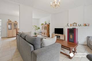 Op een absolute topligging in het centrum van Diksmuide, pal aan het stadspark en op wandelafstand van de Grote Markt, bevindt zich deze instapklare woning. Hier geniet u van een rustige omgeving, terwijl winkels, horeca, scholen en openbaar vervoer zich op enkele stappen bevinden.<br /><br />De woning beschikt over een lichtrijke leefruimte met aansluitend een ingerichte functionele keuken en een praktische berging die extra opbergruimte biedt.<br /><br />Momenteel zijn er 2 volwaardige slaapkamers aanwezig, met de mogelijkheid om eenvoudig een derde slaapkamer te creëren – ideaal voor een gezin, thuiswerk of hobbyruimte.<br /><br />De badkamer is uitgerust met een dubbele lavabo, douche en beschikt over alle nodige voorzieningen.<br /><br />De woning beschikt over een gezellige koer én een aangenaam dakterras waar u in alle rust kan genieten van de buitenlucht.<br /><br />Dankzij de centrale ligging, de instapklare staat, de buitenruimtes en de uitbreidingsmogelijkheden is dit een ideale eigendom voor zowel eigen bewoning als investering.<br /><br />Ramen vernieuwd in 2024!<br /><br />Interesse? Maak dan nu je afspraak voor een bezoek ter plaatse<br /><br />De vermelde prijs is een richtprijs, elk bod wordt voorgelegd aan de eigenaar die zich het recht voorbehoudt om dit te aanvaarden of te weigeren.<br /><br />Neem voorsprong met een vrijblijvende en gratis schatting van uw eigendom via:<br />http://www.residentievastgoed.be/gratisonlineschatten<br /><br />EPC: 413 kWh/m² (Ref. NI22979)
