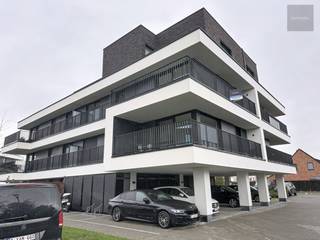Dit splinternieuwe BEN-appartement is heel rustig gelegen op het eind van een doodlopende straat.<br />Evenwel is het gezellige centrum van Deerlijk en de E17 zeer vlot bereikbaar.<br />Het energiezuinige appartement staat perfect instapklaar; volledig geschilderd en is voorzien van alle verlichting en rails.<br /><br />Indeling :
<ul>
	<li>inkomhall met vestiairehoek</li>
	<li>gastentoilet</li>
	<li>2 slaapkamers</li>
	<li>badkamer met inloopdouche en lavabomeubel</li>
	<li>lichtrijke leefruimte</li>
	<li>zuidgericht hoekterras met pracht uitzicht op natuurgebied</li>
	<li>modern ingerichte, open keuken met alle inbouwapparatuur</li>
	<li>berg-/wasplaats</li>
</ul>
Daarnaast horen bij het appartement nog een overdekte staanplaats en een private open parkeerplaats<br />Gemeenschappelijk is er een fiets- en vuilnisberging en een tuintje<br /><br />Het appartement is onmiddellijk beschikbaar (eerste bewoning)