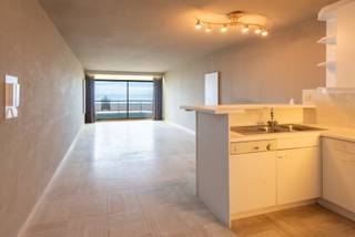 Dit lichtrijke appartement biedt een prachtig frontaal zeezicht en een uitstekende ligging aan de zeedijk. Het appartement beschikt over een...