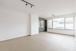 <p><strong>Wonen in de Portugezenwijk betekent rustig residentieel wonen met alles binnen handbereik. Op wandelafstand liggen Park Sorghvliedt en Schoonselhof voor extra groen; buurtwinkels, scholen en openbaar vervoer zijn dichtbij. Via de A12 en de Ring sta je snel in Antwerpen, zonder de drukte aan je voordeur.</strong></p><p><br /></p><p>Je komt binnen via de inkomhal – aansluitend een ruime woonkamer – moderne keuken met ingebouwde oven, inductiekookplaat, afwasmachine en veel kastruimte – twee slaapkamers met airco – moderne badkamer met dubbele lavabo en inloopdouche – achteraan een klein, onderhoudsvriendelijk koertje.</p><p><br /></p><p><strong>Extra troeven</strong></p><ul><li>Elektriciteit is conform</li><li>Garagebox (met zonnepanelen) mee aan te kopen: <strong>€ 30.000</strong></li></ul>
