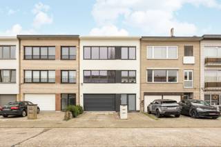 OPEN HOUSE ZATERDAG 2 MEI VAN 11U TOT 13U.<br />Instapklaar appartement op rustige ligging in een kleinschalig gebouw. Lage algemene onkosten<br /><br />Indeling van het appartement:<br />Inkomhal: +/- 5.5 m², parket.<br />Afzonderlijk toilet op tegels.<br />Living: +/- 34.5 m², parket.<br />Open ingerichte keuken met eiland, +/- 8 m², tegels, kasten, keramisch kookfornuis, frigo met vriesvak, oven, vaatwasser, dampkap.<br />Berging: +/- 3m², aansluiting wasmachine.<br />Slaapkamer 1: +/- 18 m², parket.<br />Slaapkamer 2: +/- 12 m², parket.<br />Badkamer: +/- 5 m², tegels, dubbele lavabo met meubel, spiegel, inloopdouche, handdoekdroger.<br /><br />2 autostaanplaatsen in garage op het gelijkvloers en staanplaats voor de garage. Prijs: € 45.000.<br /><br />CV op gas individueel, videophone. Aluminium ramen met dubbele beglazing.<br /><br /> 