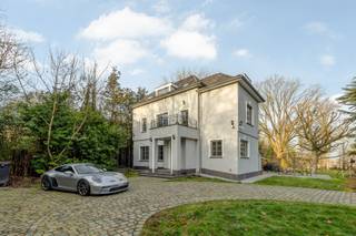 Aan de Vilvoordsesteenweg 229 in Meise wacht een unieke villa in zijn soort.Recent state of the art gerenoveerd, tot in de finesse afgewerkt en...