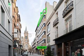 Dit uitzonderlijk ruime appartement is gelegen in de bijzonder rustige residentie “EMMA” en bevindt zich op de vijfde verdieping, bereikbaar via de trappenhal of met de lift. Dankzij de centrale ligging bevindt u zich op wandelafstand van winkels, openbaar vervoer en scholen, en op slechts een boogscheut van de zeedijk en het strand.<br /><br />U betreedt het appartement via een inkomhal met gastentoilet. Deze geeft toegang tot de indrukwekkend ruime en lichtrijke woonkamer, die dankzij de grote raampartijen geniet van een aangename lichtinval. Vanuit de woonkamer heeft u rechtstreeks toegang tot het ruime terras, waar u volop kan genieten van de middag- en avondzon. Aansluitend bevindt zich de volledig ingerichte keuken, die voldoet aan alle hedendaagse comfortnormen. Een praktische berging aan de keuken biedt extra opbergruimte en is voorzien van een aansluiting voor wasmachine.<br /><br />Aan de achterzijde van het appartement bevinden zich twee ruime slaapkamers en een badkamer uitgerust met wastafel, ligbad en douchecabine.<br /><br />Als extra troef beschikt dit appartement over een uitzonderlijk grote privatieve berging in de kelderverdieping, wat het comfort en de functionaliteit nog verder verhoogt.<br /><br /><ul><li></li><li>De foto's waarop meubels zichtbaar zijn, werden virtueel aangepast om de mogelijkheden van de verschillende ruimtes te illustreren.</li><li></li><li><br /><br />Aarzel niet en plan vandaag nog uw bezoek aan dit unieke appartement!<br /><br /></li></ul>