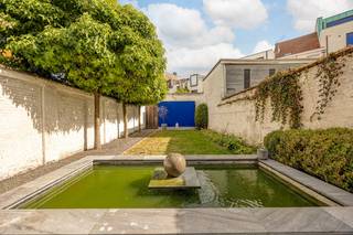 (Grondplan, Videotour en EPC kan u downloaden bij "Documenten" op de Wellimmo-site)<br /><br />Algemeen<br /><br />Altijd al gedroomd van een karaktervolle herenwoning met originele vloeren, charmante mouluren en een zonnige oostgerichte tuin? En ook nog eens volledig instapklaar? Dit is uw kans!<br />Deze woning dateert oorspronkelijk uit het jaar 1910 en dat kan je zien aan de zeer mooi bewaarde, zeldzame elementen. In 1997 werd dit pand volledig gerenoveerd en sinds 2008 tot op heden gerenoveerd volgens hedendaagse normen, steeds met respect voor deze historische details.<br />Met een bewoonbare oppervlakte van ca. 312 m² en een grondoppervlakte van ca. 229 m² is dit een zeer ruime en veelzijdige woning. Graag sommen we enkele troeven voor u op: <br /><br />Ligging<br />Zeer rustige straat vlakbij de Turnhoutsebaan. Op korte afstand vindt u de hippe cafés, restaurants en kunstgalerijen rond 't Laar en het Moorkens- en Krugerplein. Vlakbij ligt de iconische cultuurtempel De Roma. Bussen en trams rijden op slechts enkele minuten lopen, wat de bereikbaarheid ideaal maakt.<br /><br />Indeling<br />0: De woning betreden doet u via de originele inkomhal met marmeren vloer. Het gelijkvloers is ingedeeld in enerzijds een prachtige woonkamer met hoge plafonds en originele schouwen, anderzijds een zeer moderne eetkamer met volledig uitgeruste inbouwkeuken waar je geniet van zeer veel lichtinval. Via de driedelige schuifdeur komen we terecht in de (door tuinarchitect) aangelegde O-tuin met waterpartij. Charmant is de originele bijkeuken met karaktervolle blauw-witte wandtegels. Daarnaast in de hal is een stijlvol apart toilet.<br />1: Via de houten trap bereiken we de eerste verdieping, waar indrukwekkende Egyptische zuilen de nachthal sieren. Nadien lopen we langs een dressing (met inbouwkasten incl aansluiting wasmachine en droogkast) tot in de badkamer, die beschikt over een ligbad, douche en wastafel. Verder bestaat deze verdieping uit 2 zeer ruime slaapkamers.<br />2: Voordien werd de tweede verdieping ingericht en gebruikt als 1 slaapkamer-appartement maardeze bestaat in principe uit 2 ruime kamers (waarvan 1 is ingericht als eetkamer met keuken), een apart toilet en douchekamer.<br />3: Tot slot: de derde verdieping, die bestaat nogmaals uit twee ruime kamers met toegang (via uitschuifladder) tot de zoldernok.<br /><br />Extra: een ruime, bruikbare (en droge) staankelder. Achteraan in de tuin bevindt zich een handige tuinberging<br /><br />Bijzonderheden<br />✅ Statige, lichte pièce unique<br />✅ Ruime klassevolle tuin<br />✅ Instapklaar<br />✅ Prachtige authentieke elementen, gecombineerd met moderne technieken<br />✅ Centrale locatie in Borgerhout/Antwerpen<br /><br />Interesse?<br />Contacteer ons via info@wellimmo.net of bel naar 03/225.00.68!