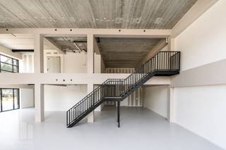 <strong>Showroom/ atelier </strong>met een totale oppervlakte van<strong> 243 m²</strong> en een <strong>kantoor</strong> van <strong>121 m².</strong><br />Dankzij de uitzonderlijke ligging aan de <strong>E40,</strong> afrit 9 Jette, is dit businesspark perfect bereikbaar met de wagen en geniet het van een sterke zichtlocatie langs de <strong>N290.</strong><br /><br />Het pand wordt casco opgeleverd, zodat het volledig op maat kan worden ingericht en perfect aansluit bij de specifieke wensen en behoeften van de gebruiker. Ideaal voor kantoren, al dan niet in combinatie met showroom, opslag of atelier. Volledig aanpasbaar aan jouw bedrijfsnoden.<br /><br />De gebouwen zijn ontworpen met het oog op de toekomst en uitgerust met hoogwaardige isolatie. Ze zijn voorbereid voor zonnepanelen, warmtepompen en laadinfrastructuur en worden afgewerkt met groendaken. Dankzij de grote raampartijen zijn de kantoren bovendien licht en aangenaam om in te werken, daarnaast zijn de sanitaire voorzieningen volledig vernieuwd en operationeel.<br /><br />Het terrein wordt maximaal onthard en voorzien van waterbuffering en een geavanceerd waterrecuperatiesysteem.<br /><br />Bovendien zijn er <strong>4 privatieve parkeerplaatsen</strong> beschikbaar, met de mogelijkheid om elektrische laadpunten te installeren. Daarnaast is er een binnen fietsenstalling aanwezig. Onmiddellijk beschikbaar! <br /><br />Contacteer <strong>PANORAMA B2B</strong> voor meer inlichtingen of een vrijblijvend plaatsbezoek via <strong>0477 09 00 09.</strong>