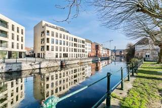 Ce bel appartement de la résidence « Lievehof » est situé le long du Sint Antoniuskaai et de l'élégant Sint Antoniushof. Vivre dans une oasis de paix à seulement 1 km du centre de Gand ainsi que du Korenmarkt, du Vrijdagmarkt et de Gravensteen.<br /><br />Disposition de l'appartement :<br />hall d'entrée - toilettes invités - espace de vie lumineux - cuisine ouverte - chambre à coucher - salle de bain - terrasse - rangement au sous-sol.<br /><br />Une place de parking doit être louée au prix de 75,00 EUR/mois.<br /><br />Les frais communs, sous forme de commission, s'élèvent à 85,00 EUR/mois et sont utilisés pour entretenir les parties communes.<br /><br />Disponible à partir du 01/12/2022 !