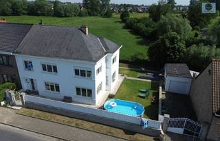 <p><span>VERNIEUWDE WONING MET 4 SLAAPKAMERS EN TUIN</span></p><p><span>Richtprijs 419.000 euro</span></p><p><span> </span></p><p><span>Deze ruime woning is ideaal gelegen nabij scholen en openbaar vervoer. </span></p><p><span> </span></p><p><span>Beneden treft u de inkomhal, wasruimte met apart toilet, ruime lichtrijke leefruimte, volledig uitgeruste keuken met eiland en zithoek met zicht op de tuin. </span></p><p><span> </span></p><p><span>Boven treft u de badkamer voorzien van inloopdouche, toilet en dubbele lavabo. Verder vindt u nog 3 ruime slaapkamers waarvan 1 voorzien van dressing (voorheen de 4de kamer). </span></p><p><span> </span></p><p><span>De zolder bereikbaar via een vaste trap in de berging biedt de mogelijkheid tot het creëren van extra kamers. </span></p><p><span> </span></p><p><span>EPC D => geen rennovatieplicht</span></p><p><span> </span></p><p><span>Aan de zijkant en achteraan is er een leuke tuin met terras en mooi uitzicht over de velden. </span></p><p><span>Aparte garage en oprit aanwezig. </span></p><p><span> </span></p><p><span>Voor info of bezoek bel 0472/29.25.04 of stuur een mail naar <span>louis@svena.be</span></span></p><p><span> </span></p><p><span>Deze gegevens zijn louter informatief en wij kunnen niet aansprakelijk gesteld worden voor eventuele onjuistheden.</span></p><p><span>De bewoonbare oppervlakte is slechts indicatief.</span></p><p><span> </span></p>
