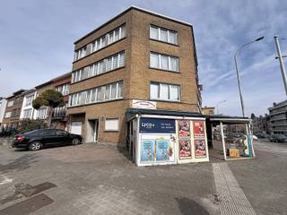 <strong>Plan je afspraak via www.living-stone.be<br /><br /></strong>2 kamer appartement in Sint-Jans-Molenbeek.<br />Gelegen op de 3e verdieping - zonder lift.<br /><br />Dit appartement bevat een inkomhal, woonkamer, keuken (kookfornuis met oven, damkap en gootsteen), 2 slaapkamers (11m² en 13m²) en een badkamer met nieuwe lavabo en meubel.<br />Tevens beschikt men over een terras achteraan, toegankelijk via de keuken en een privatieve kelder.<br /><br />Gelegen naast de Ninoofsesteenweg, in directe nabijheid van openbaar vervoer, snelwegen (R0) en winkels.<br /><br />EPC 646kWh/m² (klasse G)