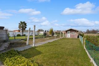 <p><strong>Bezoekdag op afspraak</strong></p><p>Bent u op zoek naar een charmante woning op een werkelijke toplocatie in het schilderachtige en unieke Machelen-aan-de-Leie? Altro Vastgoed biedt u deze karaktervolle halfopen bebouwing aan die een unieke kans vormt voor wie droomt van een woning met een ziel op een uiterst begeerde plek.</p><p>Deze solide gezinswoning is door de jaren heen met veel liefde onderhouden en heeft haar authentieke karakter prachtig bewaard. Dit biedt u de perfecte basis om het pand volledig naar eigen smaak en moderne normen te transformeren. De gelijkvloerse verdieping beschikt over een ruime leefruimte met een aansluitende keukenruimte. Achteraan de woning bevinden zich de typische bergingen die uitstekende mogelijkheden bieden om te worden omgevormd tot een extra lichtrijke leefruimte met een prachtig zicht op de tuin.</p><p>Op de eerste verdieping bevinden zich twee zeer royale slaapkamers en een derde kamer die ideaal kan dienen als bureau of kinderkamer. Via de nachthal bereikt u met een uitschuifbare trap de grote zolder, een indrukwekkende ruimte die nog volledig naar eigen wens kan worden ingericht.</p><p>De tuin is een absolute troef met een prachtig zicht op het Machelse groen. Dankzij het halfopen karakter van de woning is het perceel bovendien zeer gemakkelijk bereikbaar vanaf de straatzijde. Dit is een ideaal project voor wie creatief wil verbouwen in een van de mooiste dorpen van de regio.</p><p>Contacteer uw vastgoedmakelaar Leen op 0478/69.84.34 of mail naar Leen@altro-vastgoed.be voor meer informatie of een bezoek.</p>