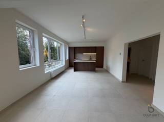<p><span>Op zoek naar een instapklaar appartement met net dat tikkeltje extra? Dit volledig gerenoveerde appartement met drie slaapkamers en een terras biedt een mooie combinatie van comfort, licht en praktische leefruimte.</span></p><p><span>De lichtrijke leefruimte vormt het hart van het appartement en sluit aan op de moderne keuken, die volledig is uitgerust met ingebouwde toestellen en alle nodige comfort. De vernieuwde badkamer beschikt over een inloopdouche.</span></p><p><span>Er zijn twee ruime slaapkamers en een derde, iets kleinere kamer. Die laatste kan perfect dienst doen als kinderkamer, maar biedt ook een ideale oplossing voor wie een thuisbureau, dressing of hobbyruimte wenst.</span></p><p><span>Het hele appartement is voorzien van een mooie tegelvloer, wat zorgt voor een verzorgde en tijdloze uitstraling. Via het terras creëer je bovendien een aangename plek om even buiten te zitten.</span></p><p><span>Ook praktisch zit je hier goed. Scholen, een park, bakker en apotheek bevinden zich in de nabije omgeving en dankzij de goede aansluiting op de belangrijkste invalswegen is de bereikbaarheid uitstekend.</span></p><p><span>Met een EPC-label B is dit bovendien een energiezuinige en comfortabele thuis.</span></p><p><span>Een appartement dat vooral uitnodigt om er meteen je eigen thuis van te maken.</span></p><p><span> </span></p><p><span>Vaste kosten bedragen €75 p/mnd + €15 voorschot op CV.</span></p><p><span> </span></p><p><span>Onmiddellijk beschikbaar.</span></p>