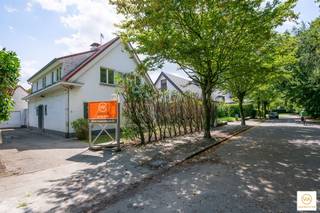 Residentieel gelegen villa met perfecte oriëntatie in de Eldonkwijk nabij alle faciliteiten. Deze klassieke villa werd recent grotendeels...