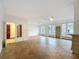 Ce bel appartement est situé au cœur de Gand, près du Kouter.L'appartement a été entièrement rénové en 2018 et aucun effort n'a été épargné pour en faire un véritable gagnant. De plus, depuis le salon, vous avez une vue sur la cathédrale Saint-Bavon de Gand.Disposition :hall d'entrée - salon - cuisine installée - débarras - toilettes - chambre 1 - douche séparée - chambre 2 - chambre 3 - salle de bain Les frais communs sont de 195 euros et comprennent la consommation privée d'eau et de chauffage ainsi que l'entretien des espaces communs.Disponible à partir du 30/11/2025