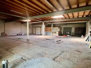 Atelier isolé de +/- 300m² avec jardin et espace extérieur...