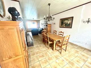 Ruime woning met garage en 4 slaapkamers.IndelingInkom, keuken, living, badkamer, garage, tuin met regenput(7000 l), 4 kamers met mogelijkheid tot...