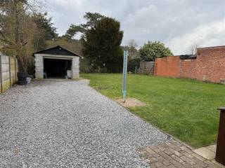 Deze gezellige woning is gelegen in een rustige doodlopende straat, op minder als 5 minuten van het centrum van Nijlen. Via de inkomhal komt u...