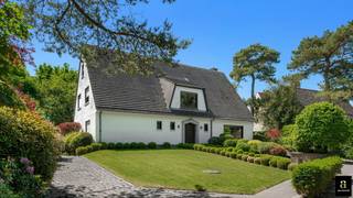 <p>Située dans un environnement résidentiel particulièrement recherché, à distance de marche de la Boslaan, cette villa individuelle se trouve sur un magnifique terrain d’environ 1.700 m², parfaitement orienté, au sein d’une rue sans issue garantissant calme absolu et intimité. La propriété offre de nombreuses possibilités, tant pour un projet de rénovation que pour une nouvelle construction.</p>
<p>Disposition : En entrant, vous êtes accueilli dans un spacieux hall d’entrée avec vestiaire et toilettes invités. Le séjour lumineux avec coin salon et salle à manger s’ouvre sur les terrasses ensoleillées orientées plein sud et le superbe jardin. Une cuisine entièrement équipée complète cet espace. Le rez-de-chaussée comprend également un vaste bureau ou espace TV avec vue sur le jardin des deux côtés, ainsi qu’un bureau séparé.</p>
<p>Au premier étage se trouvent quatre chambres à coucher de belles dimensions et trois salles de bains, un WC séparé et un espace de rangement pratique. Le deuxième étage offre un grand grenier pouvant être aménagé en espace polyvalent, salle de loisirs ou en deux chambres supplémentaires.</p>
<p>La maison est entièrement sous-solée et dispose d’un spacieux garage intérieur pouvant accueillir jusqu’à quatre voitures. Plusieurs emplacements de parking sont également prévus sur l’allée. Le magnifique jardin, idéalement orienté, constitue un véritable havre de paix où vous pourrez profiter du soleil et de la nature en toute intimité.</p>