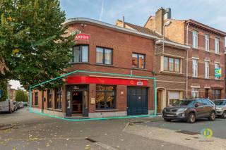 <p><span>Met een levendige bevolking ademt Vilvoorde bruisende energie uit. Deze commerciële gelijkvloerse ruimte (horeca), perfect gelegen in het hart van de stad, geniet van een uitstekende zichtbaarheid en vlotte bereikbaarheid. De polyvalente ruimte van 61 m² is volledig instapklaar en beschikt over een reeds ingerichte bar, tafels en stoelen. Dankzij de grote raampartijen geniet de ruimte van een aangename lichtinval en een open uitstraling. De aanwezige keuken beschikt over de nodige aansluitingen, maar is niet uitgerust met toestellen, zodat deze verder kan worden ingericht volgens de noden van uw onderneming. Verder zijn er sanitaire voorzieningen voor zowel mannen als vrouwen aanwezig. Een tweede zaal biedt extra mogelijkheden en kan flexibel worden benut. Daarnaast beschikt het pand over een ruime kelder van 60 m², ideaal voor extra stockage. Er zijn geen verplichte contracten met leveranciers, waardoor u de vrijheid behoudt om zelf uw leveranciers en diensten te kiezen. Ontdek de vele mogelijkheden van deze centraal gelegen commerciële ruimte en geef uw onderneming de ruimte om te groeien. Neem vandaag nog contact met ons op voor een bezichtiging. Geen lasten of provisies. Onmiddellijk beschikbaar.</span></p>