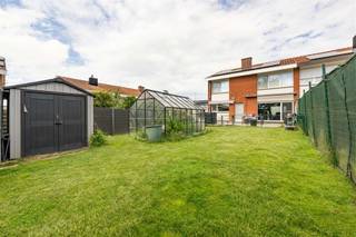 <p><span><strong>KIJKDAG DO 02/07 | TOPPER! INSTAPKLARE EN ENERGIEZUINIGE HALFOPEN WONING MET 4 SLAAPKAMERS, GARAGE EN TUIN IN HARTJE MEULEBEKE</strong></span><br /><span>Deze halfopen woning geniet een rustige ligging in een doodlopende straat, doch vlakbij bakker, slager, supermarkten en winkels. </span><br /><span>Deze energiezuinige instapklare woning is gerenoveerd tussen 2020 en 2025 en geniet 4 slaapkamers, 12 zonnepanelen met thuisbatterij, inpandige garage en zongerichte tuin.  </span><br /><span>Kijkdag op afspraak donderdag 2 juli 2026, mail of bel om jouw afspraak vast te leggen.</span><br /><span>Deze woning wordt aangeboden aan een richtprijs.</span></p><p><span><strong>INDELING: </strong></span><br /><span>We komen binnen in de inkomhal met gastentoilet met rechtstreekse toegang tot de leefruimte. De leefruimte biedt voldoende plaats voor een ruime zithoek en eetplaats. Aansluitend vinden we de geïnstalleerde keuken met ontbijthoek voorzien van oven, kookplaat, dampkap, spoelbak en vaatwasmachine. Achterliggend bevindt zich de douchecel, garage en berging. Op het eerste verdiep is er een nachthal met toegang tot 4 volwaardige slaapkamers, een afzonderlijk toilet en de badkamer met douche en lavabo met meubel. </span><br /><span>Tot slot is er ook nog zolder voorzien. </span><br /><span>Buiten kan men genieten van een prachtige zongerichte tuin die volledig afgesloten en ingevolge kindvriendelijk is.</span></p><p><span><strong>TROEVEN: </strong></span><br /><span>- INSTAPKLAAR</span><br /><span>- ENERGIEZUINIG</span><br /><span>- 4 SLAAPKAMERS</span><br /><span>- ZONGERICHTE TUIN</span><br /><span>- GARAGE EN STAANPLAATS</span></p>