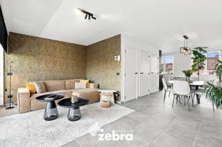 Deze lichtrijke bel-etage uit 2021 in Assebroek combineert een moderne indeling met een aangenaam terras, ruime ondergrondse garage en een schitterend E-peil. De woning werd professioneel en kwalitatief geschilderd en geniet een vlotte ligging nabij winkels, openbaar vervoer en het centrum van Brugge.<br /><br />Op het gelijkvloers komen we via de gemeenschappelijke parking binnen in de inkomhal, waar zich tevens een afzonderlijk gastentoilet bevindt en toegang tot de ondergrondse verdieping.<br /><br />De eerste verdieping vormt het hart van de woning. Hier bevindt zich de gezellige en lichtrijke leefruimte met zit- en eetgedeelte en een volledig uitgeruste open keuken. De grote raampartijen zorgen voor een bijzonder open gevoel en bieden een mooi zicht op het terras. Via het schuifraam, voorzien van een praktisch vliegenraam, krijgt u rechtstreeks toegang tot deze aangename buitenruimte.<br />De combinatie van de warme afwerking, de grote glaspartijen en de open keuken maakt dit tot een uitnodigende leefverdieping.<br /><br />Op de tweede verdieping bevinden zich drie slaapkamers en een badkamer uitgerust met wastafel, douche en toilet. Daarnaast is er een afzonderlijke wasruimte, waardoor ook deze verdieping bijzonder functioneel is ingericht.<br /><br />Een extra troef is de praktische ondergrondse berging. Daarnaast bestaat de mogelijkheid om een ruime garage aan te kopen, uitgerust met een manuele poort, verlichting en elektriciteit.<br /><br />Ook op technisch vlak heeft de woning heel wat te bieden, met onder meer zonnepanelen, een Renson C+ ventilatiesysteem, een waterontkalker en een regenwaterput.<br /><br />Buiten kunnen de bewoners gebruikmaken van de volledig omheinde gemeenschappelijke tuin, die gedeeld wordt met de andere bewoners.<br /><br />Een instapklare bel-etage met een doordachte indeling, veel licht, aangename buitenruimte en een ruime garage op een fijne ligging in Assebroek. Ideaal voor wie comfortabel en energiegericht wil wonen vlak bij Brugge.<br /><br />De vraagprijs is inclusief de op maat gemaakte raamdecoratie en zonwering. <br /><br /><strong>Ook wild geworden van deze thuis?<br />Twijfel dan niet langer en leg vandaag nog uw bezoek vast!</strong>