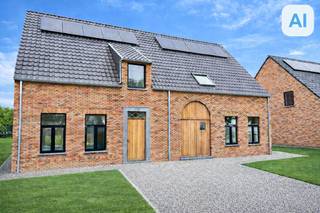 TOPGELEGEN mooi afgewerkte Half-Open NIEUWBOUWWONING - 6% BTW mogelijk! Direct instapklaar en kwalitatief afgewerkt, zonnepanelen. Indeling: inkom...