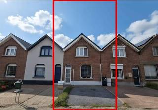 Gemoderniseerde, instapklare woning met 2 slaapkamers te Putte.<br /><br />Een goed onderhouden woning aan de Mechelbaan in Putte. De woning biedt een modern wooncomfort, een praktische indeling en sfeervolle elementen. EPC-label C, dus geen renovatieplicht, en een laag kadastraal inkomen.<br /><br />Indeling Gelijkvloers:<br />- Verzorgde inkomhal met donkere wandafwerking;<br />- Ruime woon- en eetkamer met onderhoudsvriendelijke tegelvloer en veel natuurlijke lichtinval;<br />- Moderne leefkeuken met greeploze kasten, inbouwoven en microgolfoven, met toegang tot het terras;<br />- Apart toilet en aansluitend een praktische wasruimte (aansluitingen voor wasmachine en droogkast), opbergrekken en ingemaakte kast;<br />- Functionele badkamer met dubbel lavabomeubel, ligbad en aparte douche.<br /><br />Indeling Eerste Verdieping:<br />- Hal met houten trap en authentieke plankenvloer;<br />- Ruime, lichtrijke hoofdslaapkamer met plaats voor een tweepersoonsbed en ruime kastenwand;<br />- Tweede slaapkamer, momenteel ingericht als dressing en hobby-/fitnessruimte, maar ook geschikt als volwaardige slaapkamer of kinderkamer.<br /><br />Tuin + terras:<br />- Aansluitend terras en aangelegde tuin met een groen en vrij uitzicht achteraan;<br />- Praktische achterom bereikbaar via een achterliggende erfdienstbare weg, ideaal voor fietsen, vuilnisbakken en tuinafval.<br /><br />Parkeren + bereikbaarheid:<br />- Parkeergelegenheid op de eigen oprit;<br />- Gunstige ligging met vlotte verbinding naar de belangrijkste invalswegen.<br /><br />Alle dagen telefonisch bereikbaar op volgend GSM nummer Greg 0498/28.89.69