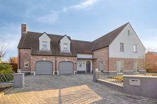 Deze luxueuze villa, gelegen op Groeneweg 90 in het gegeerde en groene Heverlee, combineert ruimte, comfort en een hoogwaardige afwerking in...