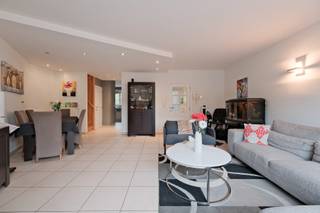 TE KOOP – Duplex appartement in hartje Sterrebeek 🏡✨
Zeer gunstig en centraal gelegen duplex appartement in het centrum van Sterrebeek, op wandelafstand van winkels, scholen en openbaar vervoer, met een vlotte verbinding naar belangrijke invalswegen richting Brussel, Leuven en de Ring.
De lichtrijke woning omvat:
Inkomhal
Ruime woonkamer met aangenaam leefcomfort
Volledig ingerichte keuken met ontbijthoek
3 slaapkamers, waarvan één met ingebouwde kasten
Bureau of polyvalente ruimte
Leuk zuidoost-georiënteerd terras
EPC 20240323-0003112568-RES-1 : label B
💰 Prijs: €424.000
Verplichte aankoop kelder en garage: €25.000
📞 Info en bezoeken: 02/731.07.07
📩 immo@home-consult.be