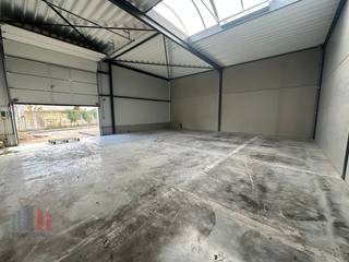 Nieuwbouw KMO-unit van 152 m² en 2 privatieve parkeerplaatsen te huur in Wevelgem.De geïsoleerde casco magazijnruimte is opgebouwd uit een...