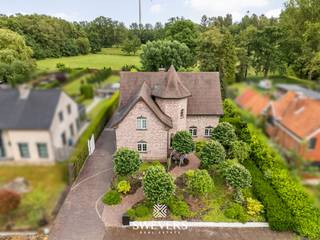 Voor uitgebreide info, surf naar www.SWEVERS.be! – “Exclusief”. Kort maar bondig en zonder twijfel het woord dat deze luxueuze villa nabij het centrum van Beringen het best omschrijft. Zowel binnen als buiten geniet je hier van pure luxe, hoogwaardige afwerking en een uitzonderlijk leefcomfort. Voor dit prachtige pareltje nemen we je met grote fierheid mee naar de Lummenseweg 83 te Beringen. Wanneer we voor het zuidoostelijk georiënteerde perceel staan, wordt het al snel duidelijk. Op ieder hoekje van deze prachtige 15a 35ca werd er all-in gegaan voor een piekfijne, luxueuze en klassevolle afwerking. Deze riante villa heeft een buitengewone bewoonbare oppervlakte van maar liefst 301m² groot. Gelijkvloers krijg je een grote en lichtrijke leefruimte, een open keuken met aansluitend een berging, een veranda en alvast 1 slaapkamer die ideaal is om als bureau in te richten. Boven zijn er vervolgens nog 3 slaapkamers en een prachtige badkamer. Deze laatste is met zijn whirlpool bad, douche en sauna een luxueus wellnessoord. Over wellness gesproken, heb je buiten in de groene tuin de oogverblindend mooie zwemvijver en jacuzzi al gespot? Tot slot is er een gigantische kelder met sectionaalpoort en een carport met laadpalen. Grenzend aan een eindeloos agrarisch gebied en met het kanaal op een steenworp afstand word jij hier omringd door de meest wondermooie natuur. Interesse? tel. 011 255 155. Bron bewoonbare oppervlakte: EPC – verslag.